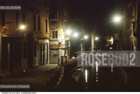 Localizzazione:..VENEZIA / CANNAREGIO..Oggetto:..Soggetto:..RIO DI S. FELICE E PONTE UBALDO BELLI / NOTTURNO / VINI DA GIGIO..Cronologia:....Definizione Culturale:..   Autore: ....   Stile: ....   Editori/Stampatori:..   Committenza:..Materia e Tecnica:..Collocazione:..Note:..CALLI CAMPI E PONTI..Riproduzione Fotografica:..Copyright:..Graziano Arici/Rosebud2 .Data:..1993..Costo:..A