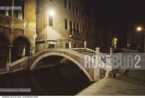 Localizzazione:..VENEZIA / CANNAREGIO..Oggetto:..Soggetto:..RIO DI S. FELICE E PONTE UBALDO BELLI / NOTTURNO..Cronologia:....Definizione Culturale:..   Autore: ....   Stile: ....   Editori/Stampatori:..   Committenza:..Materia e Tecnica:..Collocazione:..Note:..CALLI CAMPI E PONTI..Riproduzione Fotografica:..Copyright:..Graziano Arici/Rosebud2 .Data:..1993..Costo:..A