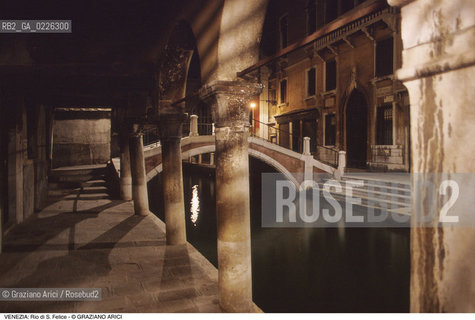 Localizzazione:..VENEZIA / CANNAREGIO..Oggetto:..Soggetto:..RIO DI S. FELICE E PONTE UBALDO BELLI / NOTTURNO..Cronologia:....Definizione Culturale:..   Autore: ....   Stile: ....   Editori/Stampatori:..   Committenza:..Materia e Tecnica:..Collocazione:..Note:..CALLI CAMPI E PONTI..Riproduzione Fotografica:..Copyright:..Graziano Arici/Rosebud2 .Data:..1993..Costo:..A
