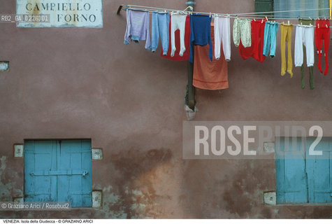 Localizzazione:..VENEZIA / ISOLA DELLA GIUDECCA..Oggetto:..Soggetto:..CAMPIELLO DEL FORNO / PANNI BUCATO..Cronologia: ....Definizione Culturale:..   Autore:....   Stile:..   Editori/Stampatori:..   Committenza:..Materia e Tecnica:....Collocazione:..Note:..CALLI CAMPI E PONTI..Riproduzione Fotografica:..Copyright:..Graziano Arici/Rosebud2 .Data:..1985..Costo:..A