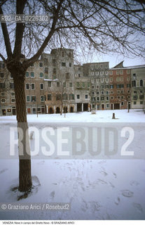 Localizzazione:..VENEZIA / CANNAREGIO..Oggetto:..Soggetto:..NEVE IN CAMPO DEL GHETTO NOVO..Cronologia: ....Definizione Culturale:..   Autore:....   Stile:..   Editori/Stampatori:..   Committenza:..Materia e Tecnica:....Collocazione:..Note:..INVERNO..Riproduzione Fotografica:..Copyright:..Graziano Arici/Rosebud2 .Data:..1992..Costo:..A