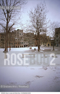 Localizzazione:..VENEZIA / CANNAREGIO..Oggetto:..Soggetto:..NEVE IN CAMPO DEL GHETTO NOVO..Cronologia: ....Definizione Culturale:..   Autore:....   Stile:..   Editori/Stampatori:..   Committenza:..Materia e Tecnica:....Collocazione:..Note:..INVERNO..Riproduzione Fotografica:..Copyright:..Graziano Arici/Rosebud2 .Data:..1992..Costo:..A