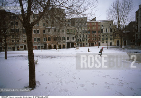 Localizzazione:..VENEZIA / CANNAREGIO..Oggetto:..Soggetto:..NEVE IN CAMPO DEL GHETTO NOVO..Cronologia: ....Definizione Culturale:..   Autore:....   Stile:..   Editori/Stampatori:..   Committenza:..Materia e Tecnica:....Collocazione:..Note:..INVERNO..Riproduzione Fotografica:..Copyright:..Graziano Arici/Rosebud2 .Data:..1992..Costo:..A