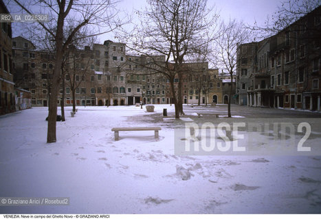 Localizzazione:..VENEZIA / CANNAREGIO..Oggetto:..Soggetto:..NEVE IN CAMPO DEL GHETTO NOVO..Cronologia: ....Definizione Culturale:..   Autore:....   Stile:..   Editori/Stampatori:..   Committenza:..Materia e Tecnica:....Collocazione:..Note:..INVERNO..Riproduzione Fotografica:..Copyright:..Graziano Arici/Rosebud2 .Data:..1992..Costo:..A
