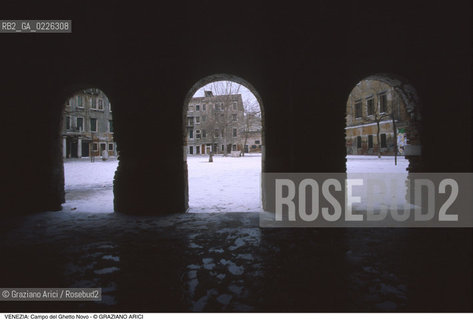Localizzazione:..VENEZIA / CANNAREGIO..Oggetto:..Soggetto:..NEVE IN CAMPO DEL GHETTO NOVO..Cronologia: ....Definizione Culturale:..   Autore:....   Stile:..   Editori/Stampatori:..   Committenza:..Materia e Tecnica:....Collocazione:..Note:..INVERNO..Riproduzione Fotografica:..Copyright:..Graziano Arici/Rosebud2 .Data:..1992..Costo:..A
