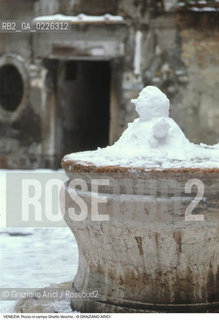 Localizzazione:..VENEZIA / CANNAREGIO..Oggetto:..Soggetto:..NEVE IN CAMPO DEL GHETTO VECCHIO / VERA DA POZZO / PUPAZZO DI NEVE..Cronologia: ....Definizione Culturale:..   Autore:....   Stile:..   Editori/Stampatori:..   Committenza:..Materia e Tecnica:....Collocazione:..Note:..INVERNO..Riproduzione Fotografica:..Copyright:..Graziano Arici/Rosebud2 .Data:..1992..Costo:..A
