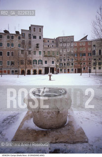 Localizzazione:..VENEZIA / CANNAREGIO..Oggetto:..Soggetto:..NEVE IN CAMPO DEL GHETTO NOVO / VERA DA POZZO..Cronologia: ....Definizione Culturale:..   Autore:....   Stile:..   Editori/Stampatori:..   Committenza:..Materia e Tecnica:....Collocazione:..Note:..INVERNO..Riproduzione Fotografica:..Copyright:..Graziano Arici/Rosebud2 .Data:..1992..Costo:..A