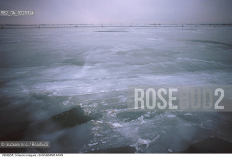 Localizzazione:..VENEZIA..Oggetto:..Soggetto:..GHIACCIO IN LAGUNA..Cronologia: ....Definizione Culturale:..   Autore:....   Stile:..   Editori/Stampatori:..   Committenza:..Materia e Tecnica:....Collocazione:..Note:..INVERNO..Riproduzione Fotografica:..Copyright:..Graziano Arici/Rosebud2 .Data:..1985..Costo:..A