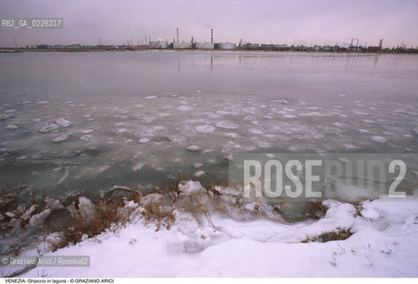 Localizzazione:..VENEZIA MESTRE..Oggetto:..Soggetto:..GHIACCIO IN LAGUNA / INDUSTRIE FABBRICHE DI PORTO MARGHERA..Cronologia: ....Definizione Culturale:..   Autore:....   Stile:..   Editori/Stampatori:..   Committenza:..Materia e Tecnica:....Collocazione:..Note:..INVERNO..Riproduzione Fotografica:..Copyright:..Graziano Arici/Rosebud2 .Data:..1985..Costo:..A