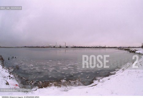 Localizzazione:..VENEZIA MESTRE..Oggetto:..Soggetto:..GHIACCIO IN LAGUNA / INDUSTRIE FABBRICHE DI PORTO MARGHERA..Cronologia: ....Definizione Culturale:..   Autore:....   Stile:..   Editori/Stampatori:..   Committenza:..Materia e Tecnica:....Collocazione:..Note:..INVERNO..Riproduzione Fotografica:..Copyright:..Graziano Arici/Rosebud2 .Data:..1985..Costo:..A