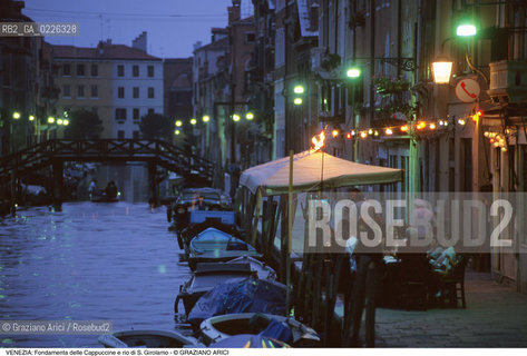 Localizzazione:..VENEZIA / CANNAREGIO..Oggetto:..Soggetto:..FONDAMENTA DELLE CAPPUCCINE E RIO S. GIROLAMO / RISTORANTE AL BACCO / NOTTURNO..Cronologia: ....Definizione Culturale:..   Autore:.. ..   Stile:..   Editori/Stampatori:..   Committenza:..Materia e Tecnica:..Collocazione:..Note:..CALLI CAMPI E PONTI..Riproduzione Fotografica:..Copyright:..Graziano Arici/Rosebud2 .Data:..1993..Costo:..A