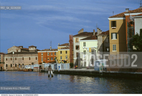 Localizzazione:..VENEZIA / CANNAREGIO..Oggetto:..Soggetto:..SACCA S. GIROLAMO / EDILIZIA POPOLARE..Cronologia: ....Definizione Culturale:..   Autore:.. ..   Stile:..   Editori/Stampatori:..   Committenza:..Materia e Tecnica:..Collocazione:..Note:..CALLI CAMPI E PONTI..Riproduzione Fotografica:..Copyright:..Graziano Arici/Rosebud2 .Data:..1993..Costo:..A