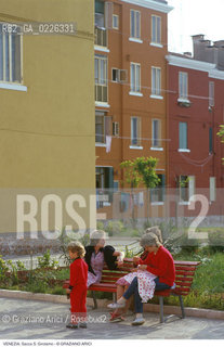 Localizzazione:..VENEZIA / CANNAREGIO..Oggetto:..Soggetto:..SACCA S. GIROLAMO / EDILIZIA POPOLARE..Cronologia: ....Definizione Culturale:..   Autore:.. ..   Stile:..   Editori/Stampatori:..   Committenza:..Materia e Tecnica:..Collocazione:..Note:..CALLI CAMPI E PONTI..Riproduzione Fotografica:..Copyright:..Graziano Arici/Rosebud2 .Data:..1993..Costo:..A