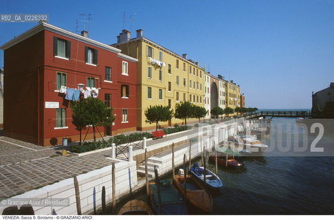 Localizzazione:..VENEZIA / CANNAREGIO..Oggetto:..Soggetto:..SACCA S. GIROLAMO / EDILIZIA POPOLARE..Cronologia: ....Definizione Culturale:..   Autore:.. ..   Stile:..   Editori/Stampatori:..   Committenza:..Materia e Tecnica:..Collocazione:..Note:..CALLI CAMPI E PONTI..Riproduzione Fotografica:..Copyright:..Graziano Arici/Rosebud2 .Data:..1993..Costo:..A