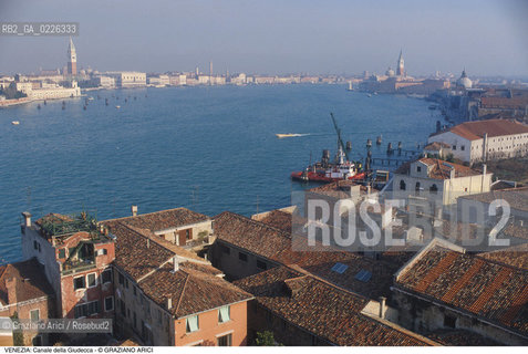 Localizzazione:..VENEZIA / ISOLA DELLA GIUDECCA..Oggetto:..Soggetto:..CANALE DELLA GIUDECCA E BACINO SAN MARCO..Cronologia: ....Definizione Culturale:..   Autore:....   Stile:..   Editori/Stampatori:..   Committenza:..Materia e Tecnica:....Collocazione:..Note:..CALLI CAMPI E PONTI..Riproduzione Fotografica:..Copyright:..Graziano Arici/Rosebud2 .Data:..1995..Costo:..A