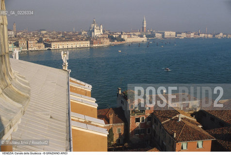 Localizzazione:..VENEZIA / ISOLA DELLA GIUDECCA..Oggetto:..Soggetto:..CANALE DELLA GIUDECCA E BACINO SAN MARCO..Cronologia: ....Definizione Culturale:..   Autore:....   Stile:..   Editori/Stampatori:..   Committenza:..Materia e Tecnica:....Collocazione:..Note:..CALLI CAMPI E PONTI..Riproduzione Fotografica:..Copyright:..Graziano Arici/Rosebud2 .Data:..1995..Costo:..A