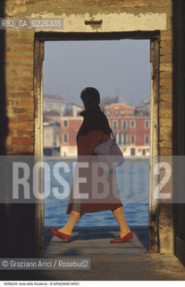 Localizzazione:..VENEZIA / ISOLA DELLA GIUDECCA..Oggetto:..Soggetto:....Cronologia: ....Definizione Culturale:..   Autore:....   Stile:..   Editori/Stampatori:..   Committenza:..Materia e Tecnica:....Collocazione:..Note:..CALLI CAMPI E PONTI..Riproduzione Fotografica:..Copyright:..Graziano Arici/Rosebud2 .Data:..1995..Costo:..A