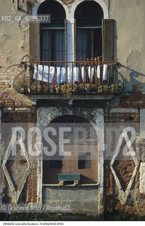 Localizzazione:..VENEZIA / ISOLA DELLA GIUDECCA..Oggetto:..Soggetto:..CASA..Cronologia: ....Definizione Culturale:..   Autore:....   Stile:..   Editori/Stampatori:..   Committenza:..Materia e Tecnica:....Collocazione:..Note:..CALLI CAMPI E PONTI..Riproduzione Fotografica:..Copyright:..Graziano Arici/Rosebud2 .Data:..1995..Costo:..A