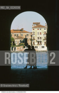 Localizzazione:..VENEZIA / ISOLA DELLA GIUDECCA..Oggetto:..Soggetto:..SOTTOPORTICO / ZATTERE ANZIANI..Cronologia: ....Definizione Culturale:..   Autore:....   Stile:..   Editori/Stampatori:..   Committenza:..Materia e Tecnica:....Collocazione:..Note:..CALLI CAMPI E PONTI..Riproduzione Fotografica:..Copyright:..Graziano Arici/Rosebud2 .Data:..1995..Costo:..A