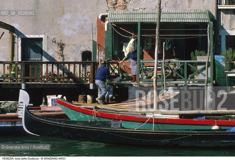 Localizzazione:..VENEZIA / ISOLA DELLA GIUDECCA..Oggetto:..Soggetto:..CASA GONDOLA..Cronologia: ....Definizione Culturale:..   Autore:....   Stile:..   Editori/Stampatori:..   Committenza:..Materia e Tecnica:....Collocazione:..Note:..CALLI CAMPI E PONTI..Riproduzione Fotografica:..Copyright:..Graziano Arici/Rosebud2 .Data:..1985..Costo:..A