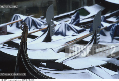 Localizzazione:..VENEZIA / S. MARCO..Oggetto:..Soggetto:..NEVE E GONDOLE..Cronologia: ....Definizione Culturale:..   Autore:....   Stile:..   Editori/Stampatori:..   Committenza:..Materia e Tecnica:....Collocazione:..Note:..INVERNO..Riproduzione Fotografica:..Copyright:..Graziano Arici/Rosebud2 .Data:..1985..Costo:..A