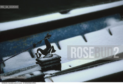 Localizzazione:..VENEZIA / S. MARCO..Oggetto:..Soggetto:..NEVE E GONDOLE..Cronologia: ....Definizione Culturale:..   Autore:....   Stile:..   Editori/Stampatori:..   Committenza:..Materia e Tecnica:....Collocazione:..Note:..INVERNO..Riproduzione Fotografica:..Copyright:..Graziano Arici/Rosebud2 .Data:..1985..Costo:..A