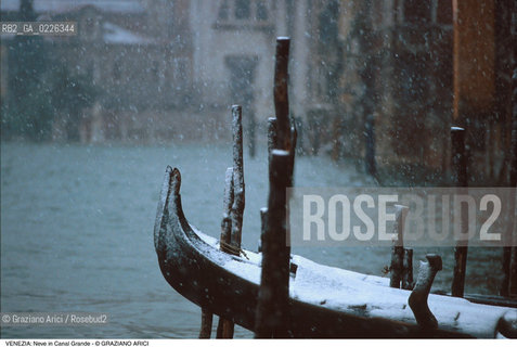 Localizzazione:..VENEZIA / S. MARCO..Oggetto:..Soggetto:..NEVE E GONDOLE IN CANAL GRANDE..Cronologia: ....Definizione Culturale:..   Autore:....   Stile:..   Editori/Stampatori:..   Committenza:..Materia e Tecnica:....Collocazione:..Note:..INVERNO..Riproduzione Fotografica:..Copyright:..Graziano Arici/Rosebud2 .Data:..1985..Costo:..A