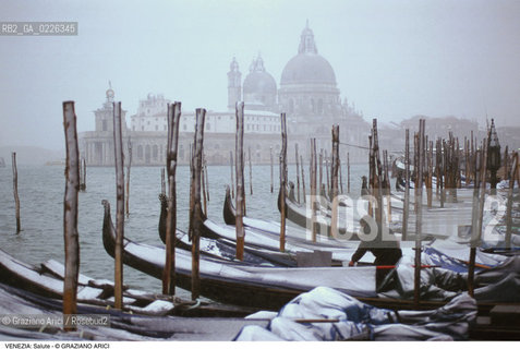 Localizzazione:..VENEZIA / S. MARCO..Oggetto:..Soggetto:..NEVE E GONDOLE SALUTE..Cronologia: ....Definizione Culturale:..   Autore:....   Stile:..   Editori/Stampatori:..   Committenza:..Materia e Tecnica:....Collocazione:..Note:..INVERNO..Riproduzione Fotografica:..Copyright:..Graziano Arici/Rosebud2 .Data:..1992..Costo:..A
