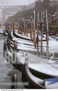 Localizzazione:..VENEZIA / S. MARCO..Oggetto:..Soggetto:..NEVE E GONDOLE..Cronologia: ....Definizione Culturale:..   Autore:....   Stile:..   Editori/Stampatori:..   Committenza:..Materia e Tecnica:....Collocazione:..Note:..INVERNO..Riproduzione Fotografica:..Copyright:..Graziano Arici/Rosebud2 .Data:..1992..Costo:..A