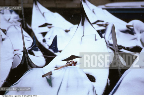 Localizzazione:..VENEZIA / S. MARCO..Oggetto:..Soggetto:..NEVE E GONDOLE..Cronologia: ....Definizione Culturale:..   Autore:....   Stile:..   Editori/Stampatori:..   Committenza:..Materia e Tecnica:....Collocazione:..Note:..INVERNO..Riproduzione Fotografica:..Copyright:..Graziano Arici/Rosebud2 .Data:..1992..Costo:..A