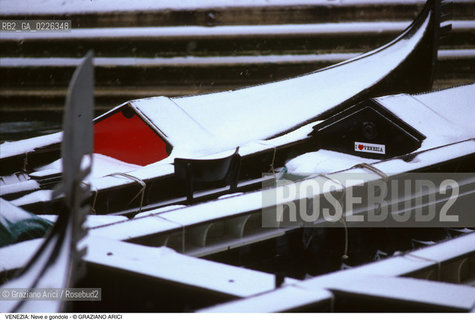 Localizzazione:..VENEZIA / S. MARCO..Oggetto:..Soggetto:..NEVE E GONDOLE..Cronologia: ....Definizione Culturale:..   Autore:....   Stile:..   Editori/Stampatori:..   Committenza:..Materia e Tecnica:....Collocazione:..Note:..INVERNO..Riproduzione Fotografica:..Copyright:..Graziano Arici/Rosebud2 .Data:..1992..Costo:..A