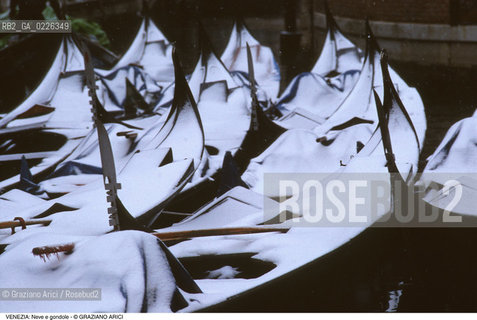 Localizzazione:..VENEZIA / S. MARCO..Oggetto:..Soggetto:..NEVE E GONDOLE..Cronologia: ....Definizione Culturale:..   Autore:....   Stile:..   Editori/Stampatori:..   Committenza:..Materia e Tecnica:....Collocazione:..Note:..INVERNO..Riproduzione Fotografica:..Copyright:..Graziano Arici/Rosebud2 .Data:..1992..Costo:..A
