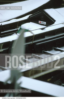 Localizzazione:..VENEZIA / S. MARCO..Oggetto:..Soggetto:..NEVE E GONDOLE..Cronologia: ....Definizione Culturale:..   Autore:....   Stile:..   Editori/Stampatori:..   Committenza:..Materia e Tecnica:....Collocazione:..Note:..INVERNO..Riproduzione Fotografica:..Copyright:..Graziano Arici/Rosebud2 .Data:..1992..Costo:..A