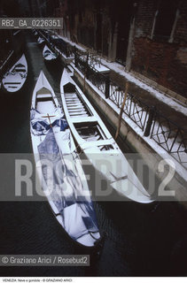 Localizzazione:..VENEZIA / S. MARCO..Oggetto:..Soggetto:..NEVE E GONDOLE..Cronologia: ....Definizione Culturale:..   Autore:....   Stile:..   Editori/Stampatori:..   Committenza:..Materia e Tecnica:....Collocazione:..Note:..INVERNO..Riproduzione Fotografica:..Copyright:..Graziano Arici/Rosebud2 .Data:..1992..Costo:..A