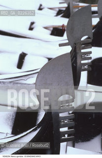 Localizzazione:..VENEZIA / S. MARCO..Oggetto:..Soggetto:..NEVE E GONDOLE..Cronologia: ....Definizione Culturale:..   Autore:....   Stile:..   Editori/Stampatori:..   Committenza:..Materia e Tecnica:....Collocazione:..Note:..INVERNO..Riproduzione Fotografica:..Copyright:..Graziano Arici/Rosebud2 .Data:..1992..Costo:..A