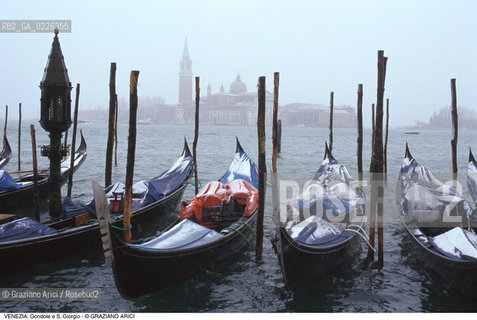 Localizzazione:..VENEZIA / S. MARCO..Oggetto:..Soggetto:..NEVE E GONDOLE / ISOLA DI S. GIORGIO..Cronologia: ....Definizione Culturale:..   Autore:....   Stile:..   Editori/Stampatori:..   Committenza:..Materia e Tecnica:....Collocazione:..Note:..INVERNO..Riproduzione Fotografica:..Copyright:..Graziano Arici/Rosebud2 .Data:..1992..Costo:..A