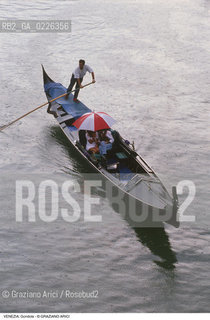 Localizzazione:..VENEZIA..Oggetto:..Soggetto:..GONDOLA SOTTO LA PIOGGIA / TURISTI..Cronologia: ....Definizione Culturale:..   Autore:....   Stile:..   Editori/Stampatori:..   Committenza:..Materia e Tecnica:....Collocazione:..Note:..INVERNO..Riproduzione Fotografica:..Copyright:..Graziano Arici/Rosebud2 .Data:..1990..Costo:..A