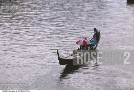Localizzazione:..VENEZIA..Oggetto:..Soggetto:..GONDOLA SOTTO LA PIOGGIA / TURISTI..Cronologia: ....Definizione Culturale:..   Autore:....   Stile:..   Editori/Stampatori:..   Committenza:..Materia e Tecnica:....Collocazione:..Note:..INVERNO..Riproduzione Fotografica:..Copyright:..Graziano Arici/Rosebud2 .Data:..1990..Costo:..A