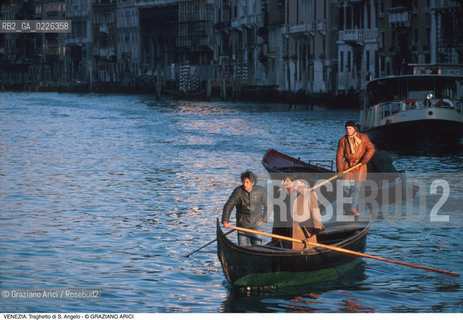 Localizzazione:..VENEZIA..Oggetto:..Soggetto:..TRAGHETTO DI S. ANGELO / GONDOLA..Cronologia: ....Definizione Culturale:..   Autore:....   Stile:..   Editori/Stampatori:..   Committenza:..Materia e Tecnica:....Collocazione:..Note:..INVERNO..Riproduzione Fotografica:..Copyright:..Graziano Arici/Rosebud2 .Data:..1985..Costo:..A