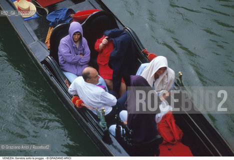 Localizzazione:..VENEZIA..Oggetto:..Soggetto:..GONDOLA SOTTO LA PIOGGIA / TURISTI..Cronologia: ....Definizione Culturale:..   Autore:....   Stile:..   Editori/Stampatori:..   Committenza:..Materia e Tecnica:....Collocazione:..Note:..INVERNO..Riproduzione Fotografica:..Copyright:..Graziano Arici/Rosebud2 .Data:..1985..Costo:..A