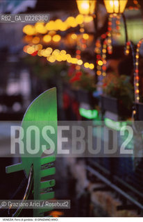 Localizzazione:..VENEZIA..Oggetto:..Soggetto:..FERRO DI GONDOLA / NOTTURNO..Cronologia: ....Definizione Culturale:..   Autore: ..   Stile: ..   Editori/Stampatori:..   Committenza:..Materia e Tecnica:..Collocazione:..Note:..CALLI CAMPI E PONTI..Riproduzione Fotografica:..Copyright:..Graziano Arici/Rosebud2 .Data:..1990..Costo:..A