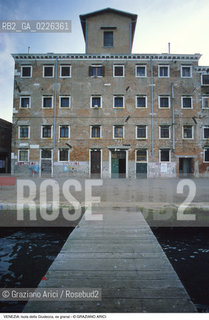 Localizzazione:..VENEZIA / ISOLA DELLA GIUDECCA..Oggetto:..Soggetto:..EX GRANAI IN FONDAMENTA DELLA CROCE..Cronologia: ....Definizione Culturale:..   Autore:....   Stile:..   Editori/Stampatori:..   Committenza:..Materia e Tecnica:....Collocazione:..Note:..CALLI CAMPI E PONTI..Riproduzione Fotografica:..Copyright:..Graziano Arici/Rosebud2 .Data:..1985..Costo:..A