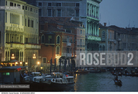 Localizzazione:..VENEZIA / S. MARCO..Oggetto:..Soggetto:..CANAL GRANDE / NOTTURNO..Cronologia:....Definizione Culturale:..   Autore: ....   Stile: ....   Editori/Stampatori:..   Committenza:..Materia e Tecnica:..Collocazione:..Note:..CALLI CAMPI E PONTI..Riproduzione Fotografica:..Copyright:..Graziano Arici/Rosebud2 .Data:..1993..Costo:..A