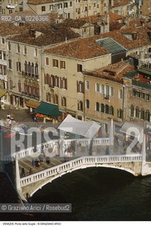 Localizzazione:..VENEZIA / CANNAREGIO..Oggetto:..Soggetto:..PONTE DELLE GUGLIE..Cronologia: ..XVI SECOLO..Definizione Culturale:..   Autore:.. MARCHESINO DEI MARCHESINI..   Stile:..   Editori/Stampatori:..   Committenza:..Materia e Tecnica:..PIETRA..Collocazione:..Note:..CALLI CAMPI E PONTI..Riproduzione Fotografica:..Copyright:..Graziano Arici/Rosebud2 .Data:..1990..Costo:..A