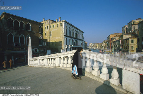 Localizzazione:..VENEZIA / CANNAREGIO..Oggetto:..Soggetto:..PONTE DELLE GUGLIE E RIO DI CANNAREGIO..Cronologia: ..XVI SECOLO..Definizione Culturale:..   Autore:.. MARCHESINO DEI MARCHESINI..   Stile:..   Editori/Stampatori:..   Committenza:..Materia e Tecnica:..PIETRA..Collocazione:..Note:..CALLI CAMPI E PONTI..Riproduzione Fotografica:..Copyright:..Graziano Arici/Rosebud2 .Data:..1990..Costo:..A