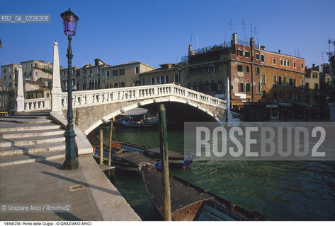 Localizzazione:..VENEZIA / CANNAREGIO..Oggetto:..Soggetto:..PONTE DELLE GUGLIE E RIO DI CANNAREGIO..Cronologia: ..XVI SECOLO..Definizione Culturale:..   Autore:.. MARCHESINO DEI MARCHESINI..   Stile:..   Editori/Stampatori:..   Committenza:..Materia e Tecnica:..PIETRA..Collocazione:..Note:..CALLI CAMPI E PONTI..Riproduzione Fotografica:..Copyright:..Graziano Arici/Rosebud2 .Data:..1990..Costo:..A