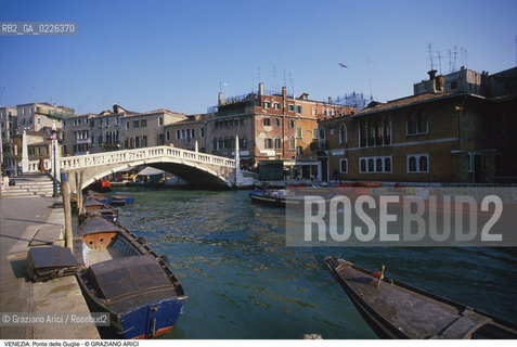 Localizzazione:..VENEZIA / CANNAREGIO..Oggetto:..Soggetto:..PONTE DELLE GUGLIE E RIO DI CANNAREGIO..Cronologia: ....Definizione Culturale:..   Autore:.. ..   Stile:..   Editori/Stampatori:..   Committenza:..Materia e Tecnica:....Collocazione:..Note:..CALLI CAMPI E PONTI..Riproduzione Fotografica:..Copyright:..Graziano Arici/Rosebud2 .Data:..1990..Costo:..A