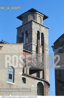 Localizzazione:..VENEZIA / ISOLA DELLA GIUDECCA..Oggetto:..Soggetto:..EX FABBRICA HERION / CAMPANILE DELLA EX CHIESA DEI SS. COSMA E DAMIANO / ARCHEOLOGIA INDUSTRIALE..Cronologia: ....Definizione Culturale:..   Autore:....   Stile:..   Editori/Stampatori:..   Committenza:..Materia e Tecnica:....Collocazione:..Note:..CALLI CAMPI E PONTI..Riproduzione Fotografica:..Copyright:..Graziano Arici/Rosebud2 .Data:..1985..Costo:..A