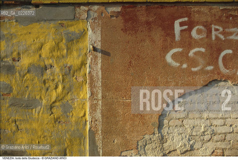 Localizzazione:..VENEZIA / ISOLA DELLA GIUDECCA..Oggetto:..Soggetto:..INTONACO MURO GIALLO..Cronologia: ....Definizione Culturale:..   Autore:....   Stile:..   Editori/Stampatori:..   Committenza:..Materia e Tecnica:....Collocazione:..Note:..CALLI CAMPI E PONTI..Riproduzione Fotografica:..Copyright:..Graziano Arici/Rosebud2 .Data:..1985..Costo:..A
