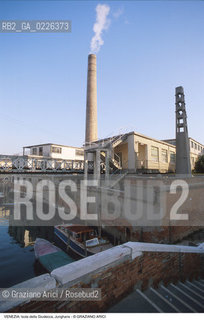 Localizzazione:..VENEZIA / ISOLA DELLA GIUDECCA..Oggetto:..Soggetto:..JUNGHANS / FABBRICA DI OROLOGI / ARCHEOLOGIA INDUSTRIALE..Cronologia: ..XX SECOLO..Definizione Culturale:..   Autore:....   Stile:..   Editori/Stampatori:..   Committenza:..Materia e Tecnica:....Collocazione:..Note:..CALLI CAMPI E PONTI..Riproduzione Fotografica:..Copyright:..Graziano Arici/Rosebud2 .Data:..1983..Costo:..A